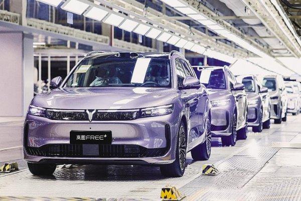 众合网 超5万款手机应用一键上车 岚图FREE+正式下线