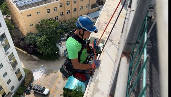慧眼智行 三工视频 · 新360行之高空亮化工作者｜用双手点亮城市的“蜘蛛人”